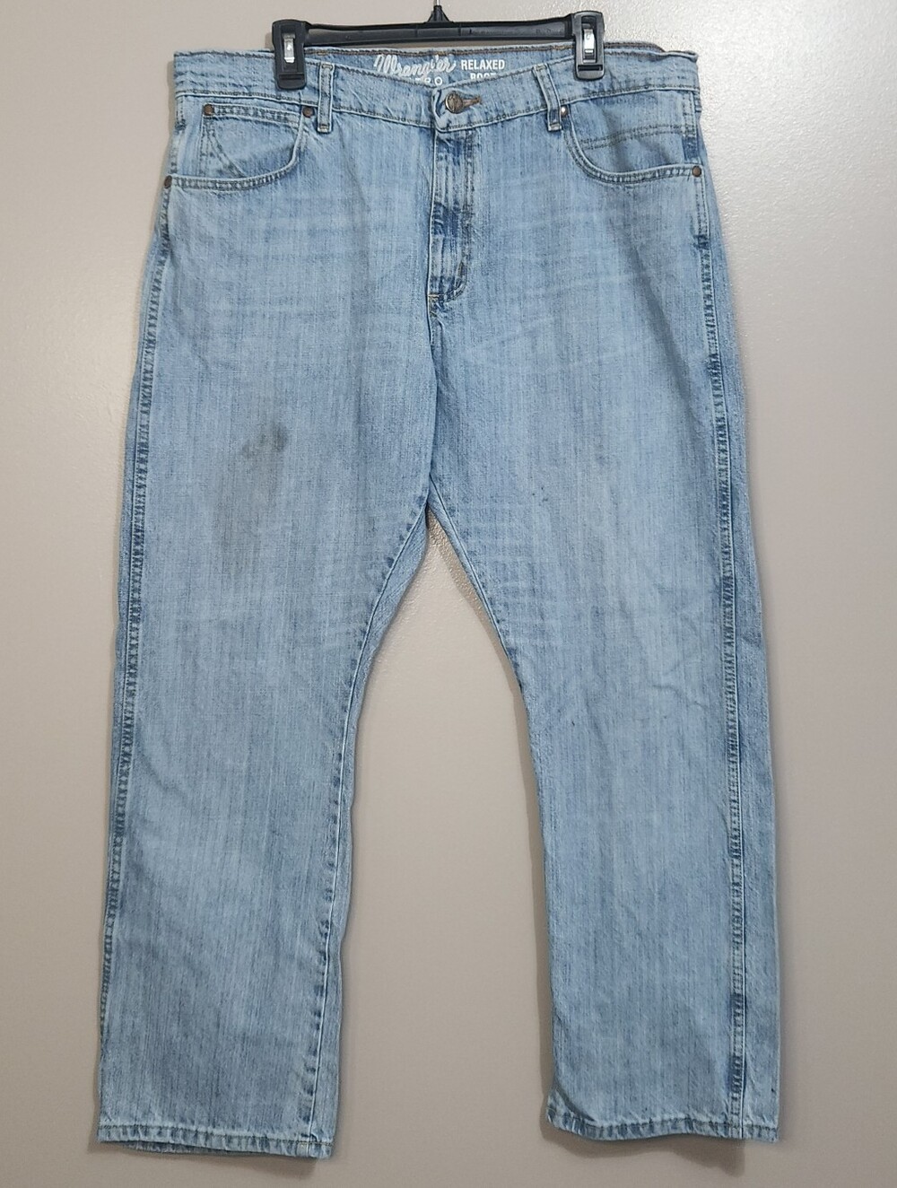 Mens Wrangler Retro Relaxed Bootcut Light Blue Jeans Size 38/32